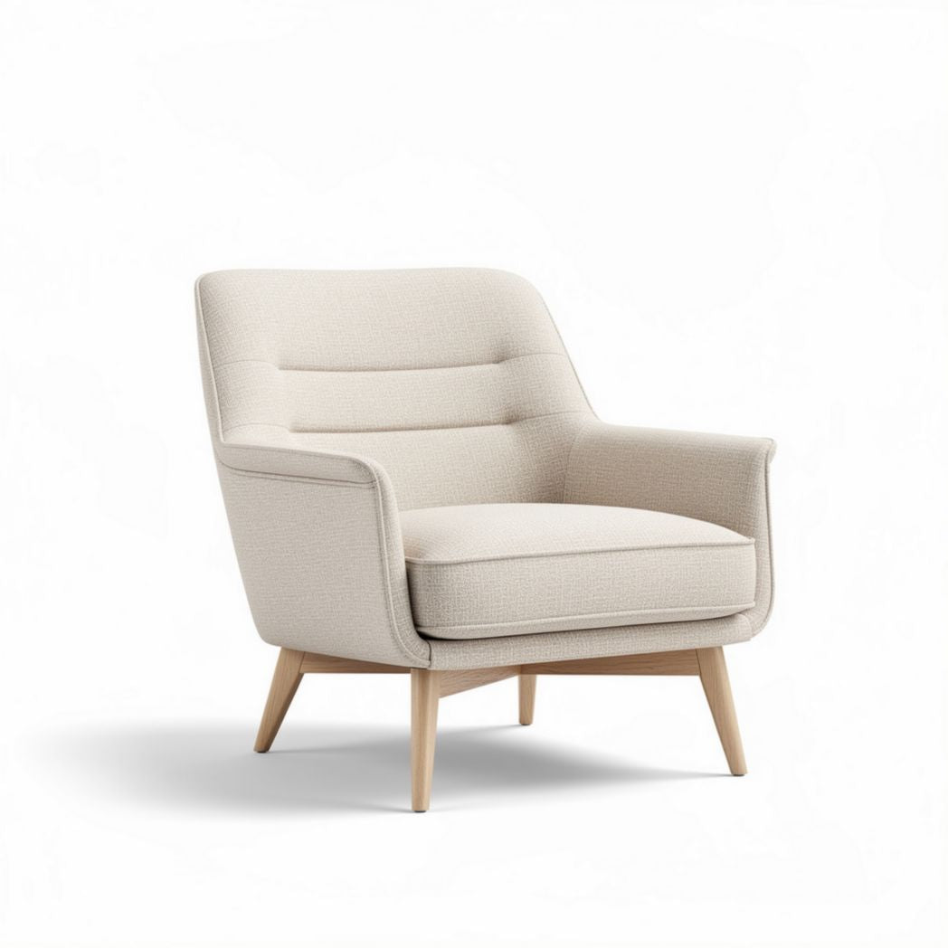 Poltrona de tecido em tom claro com estrutura de madeira 80 x 80 x 90cm